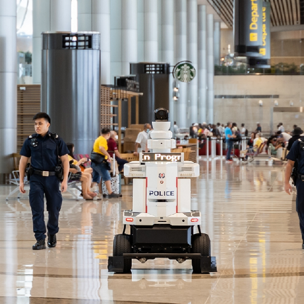 Singapore Airport now has police robots