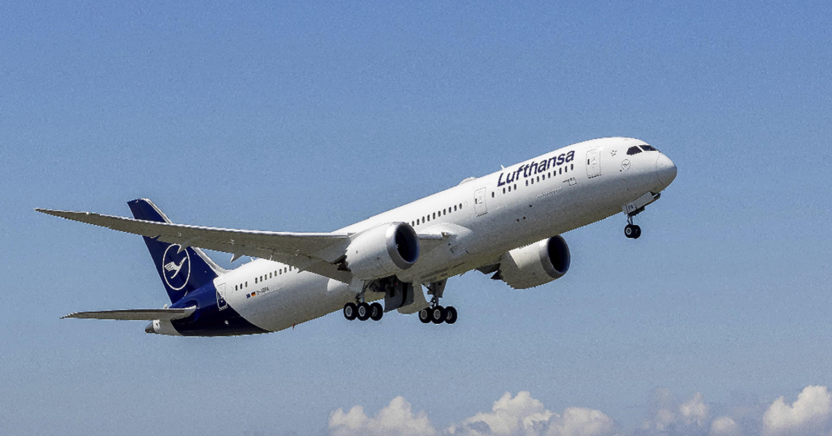 Lufthansa 787-9 takes off