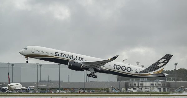 STARLUX 1st A350-1000