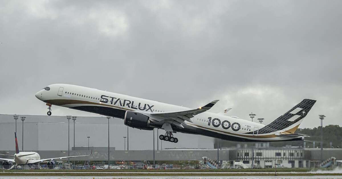 STARLUX 1st A350-1000