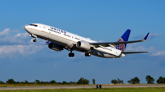 UNited Airlines Boeing 737 taking off